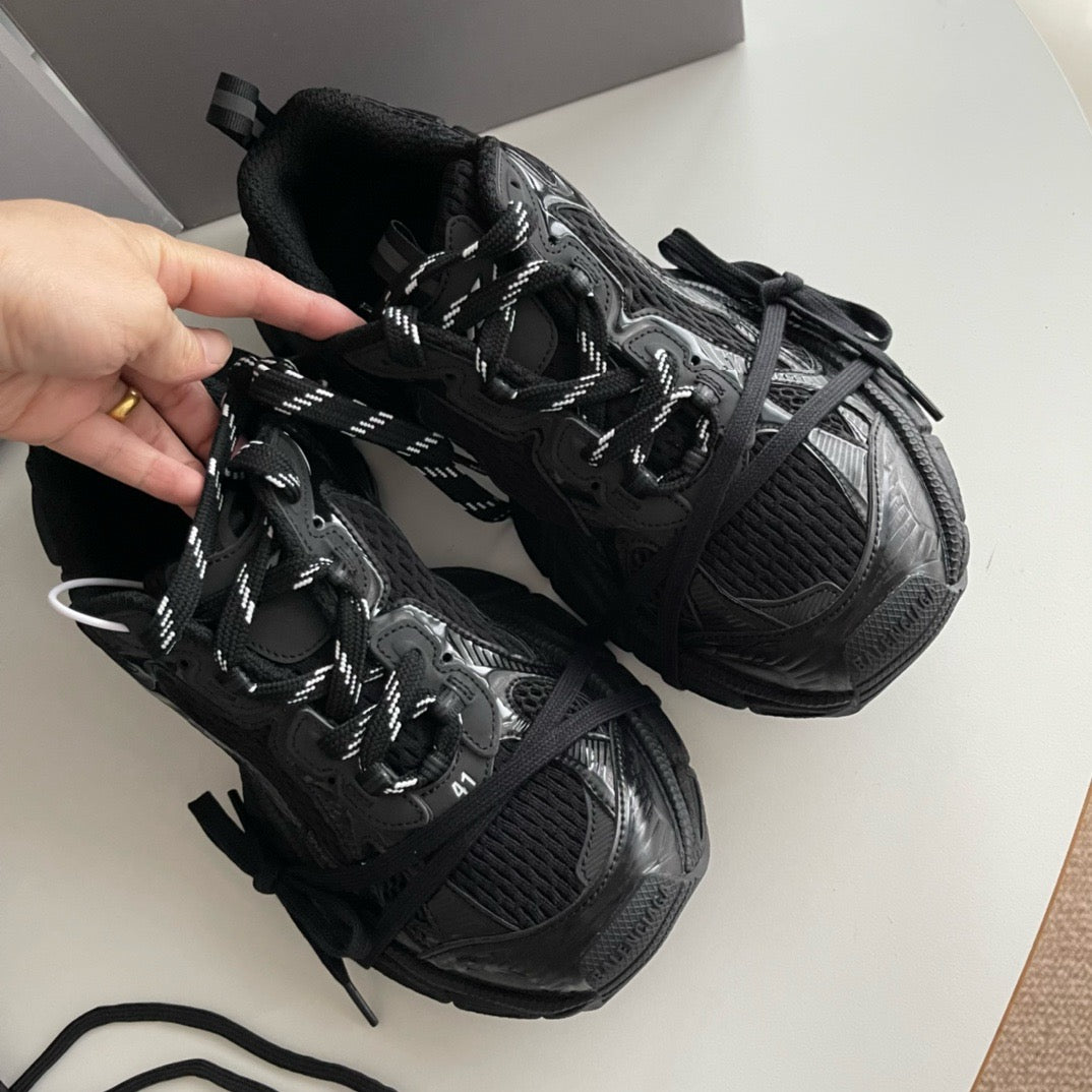 Graue und schwarze Schuhe
