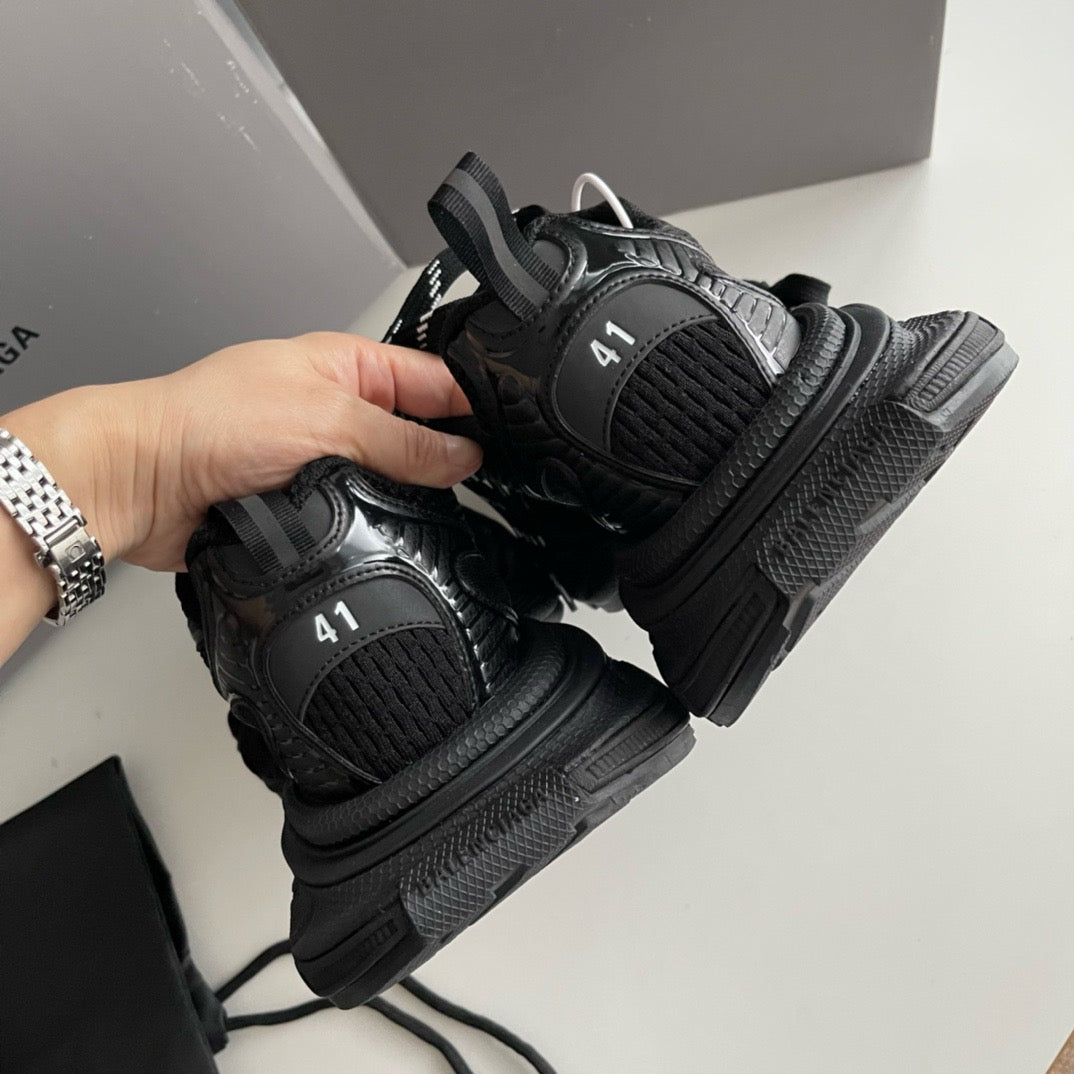 Graue und schwarze Schuhe