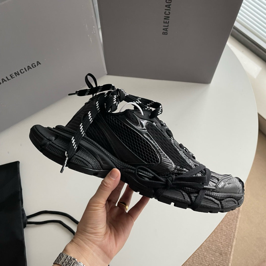 Graue und schwarze Schuhe
