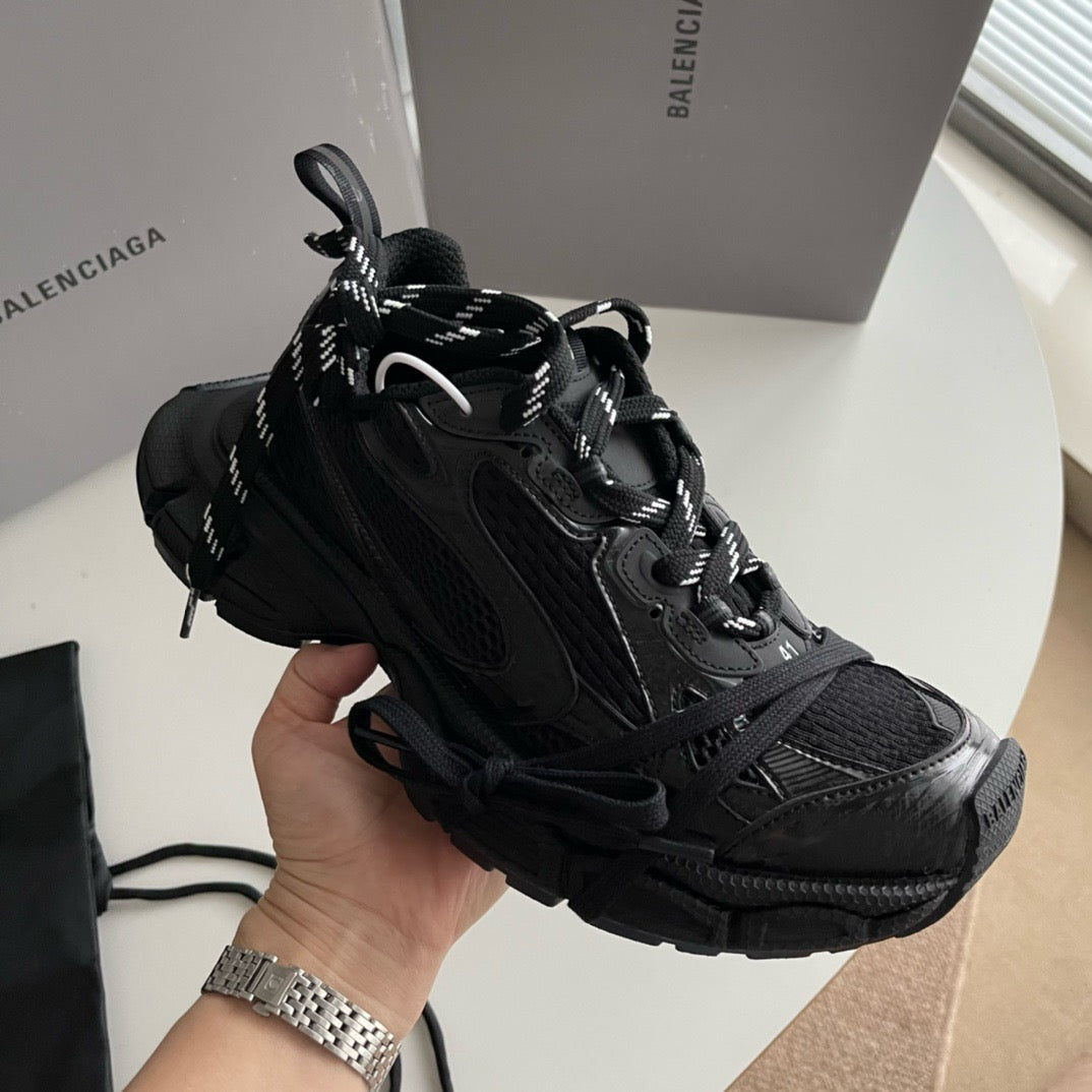 Graue und schwarze Schuhe
