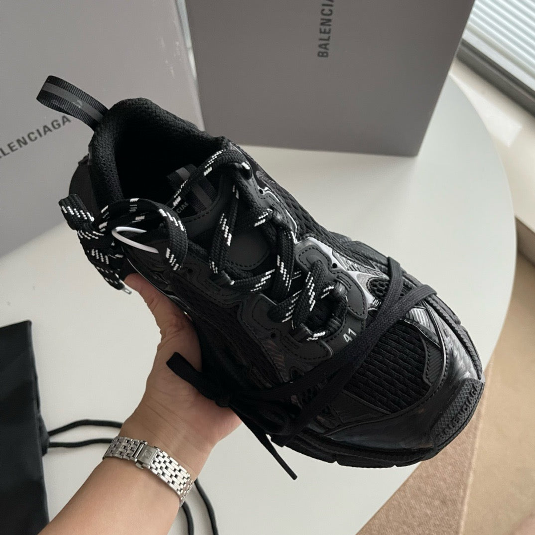 Graue und schwarze Schuhe