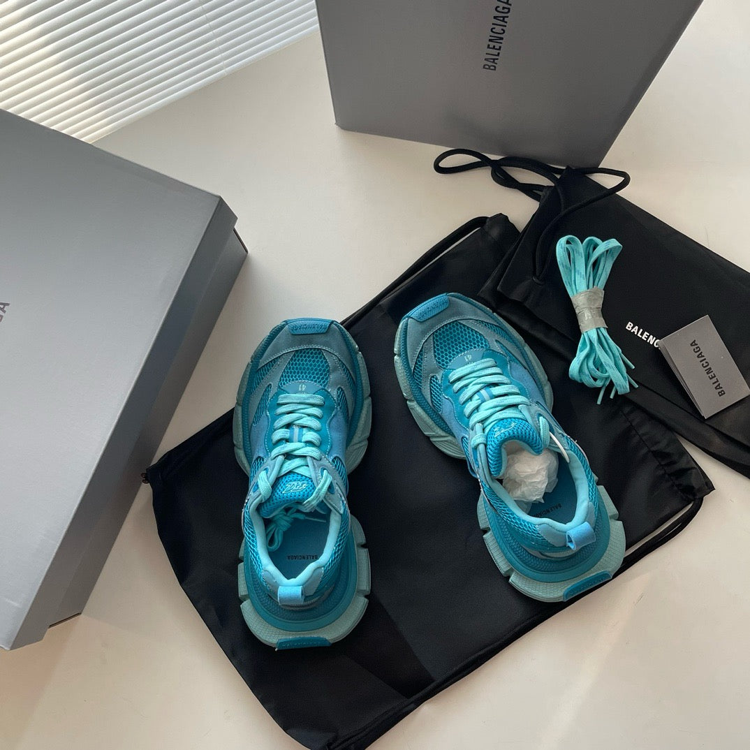 Himmelblaue, violette und schwarze Schuhe