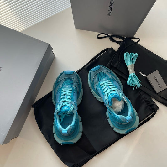 Himmelblaue, violette und schwarze Schuhe