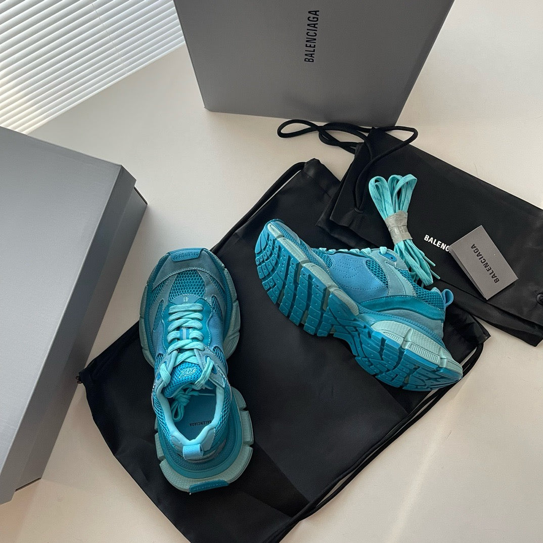 Himmelblaue, violette und schwarze Schuhe