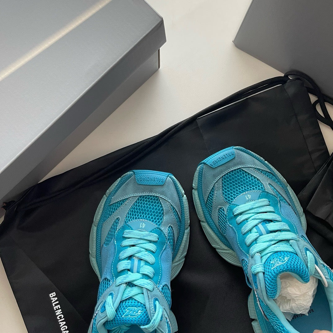Himmelblaue, violette und schwarze Schuhe