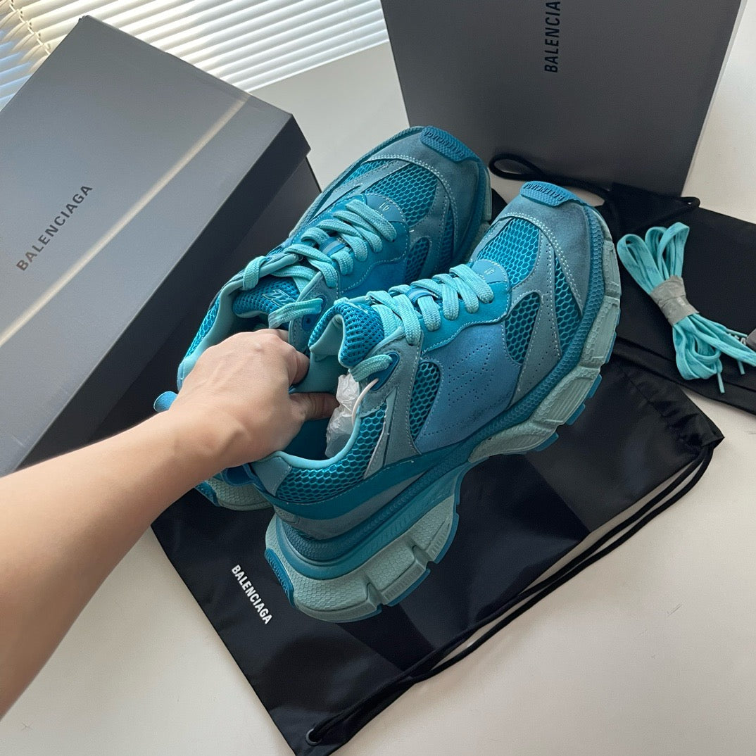 Himmelblaue, violette und schwarze Schuhe