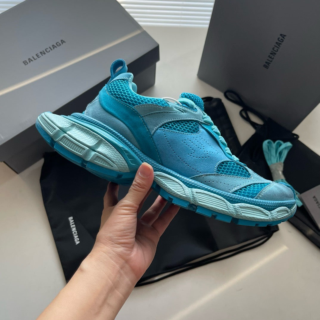 Himmelblaue, violette und schwarze Schuhe