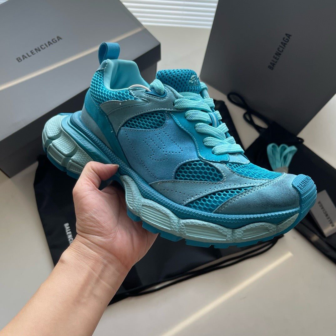Himmelblaue, violette und schwarze Schuhe