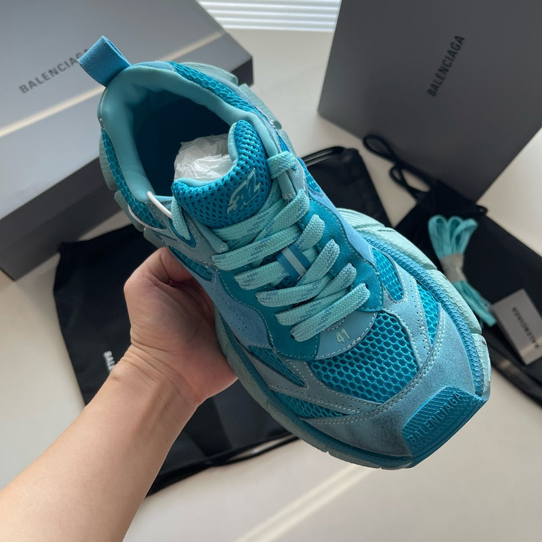 Himmelblaue, violette und schwarze Schuhe