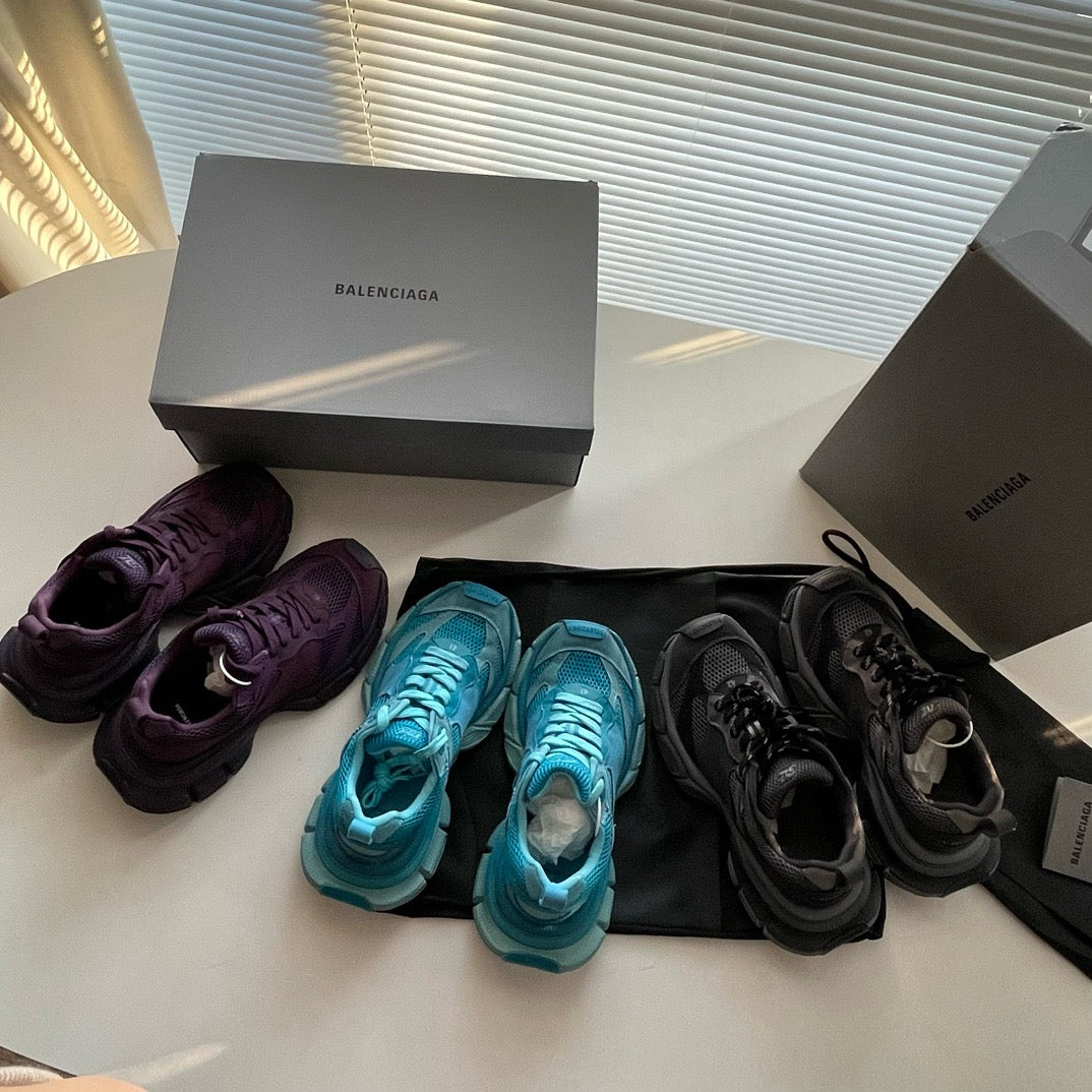Himmelblaue, violette und schwarze Schuhe
