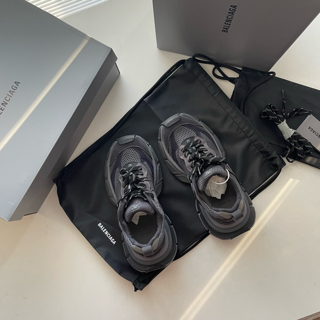 حذاء أزرق سماوي وأرجواني وأسود