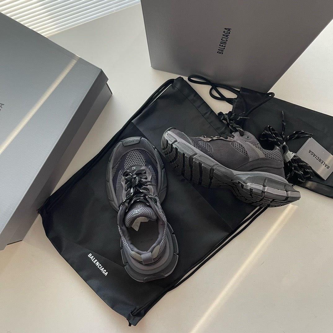 حذاء أزرق سماوي وأرجواني وأسود