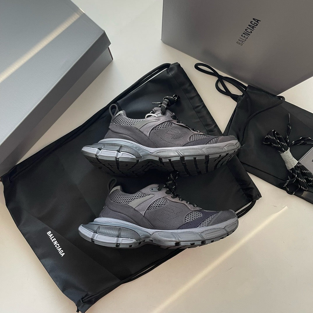 Himmelblaue, violette und schwarze Schuhe