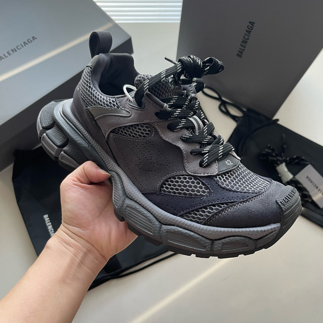 Himmelblaue, violette und schwarze Schuhe