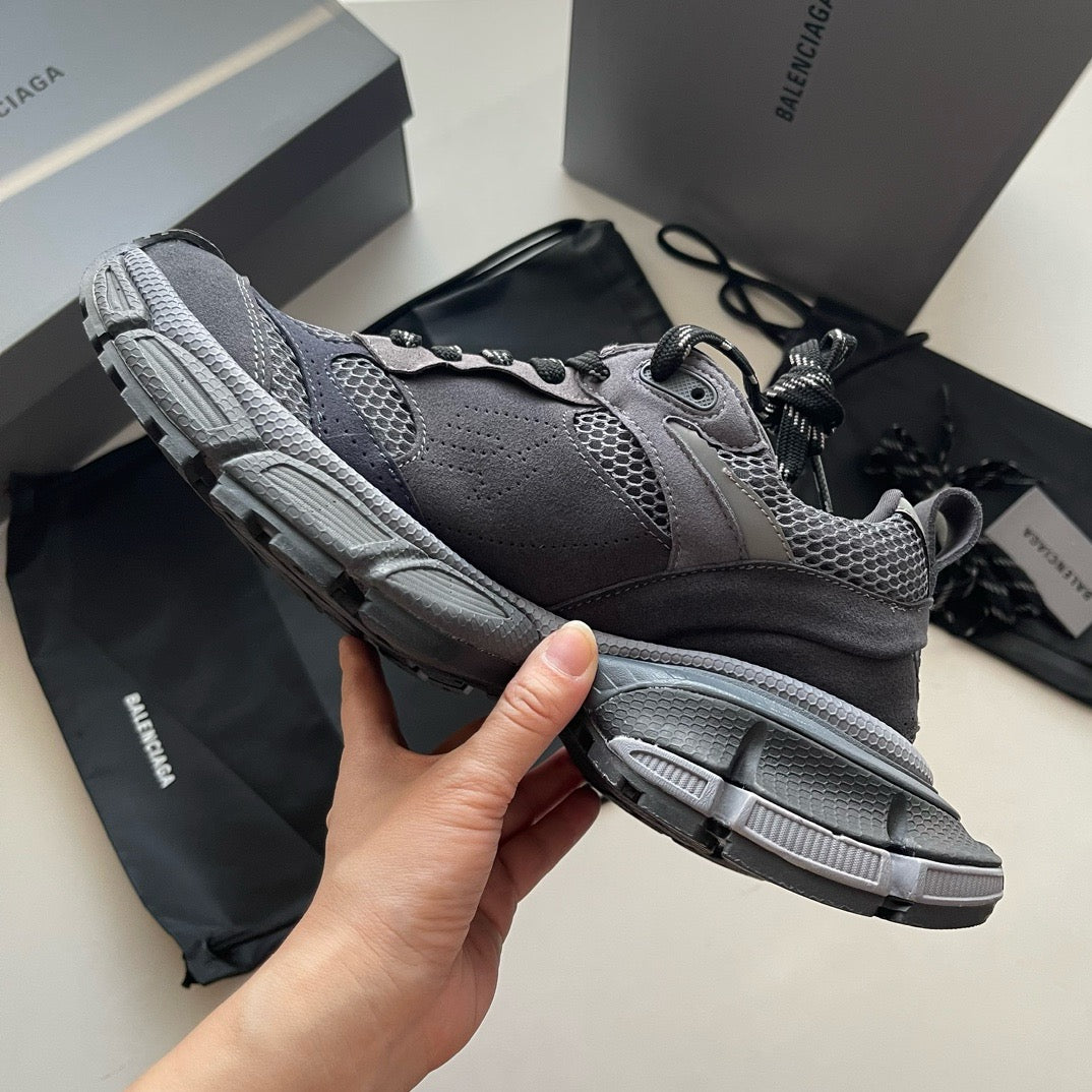 Himmelblaue, violette und schwarze Schuhe