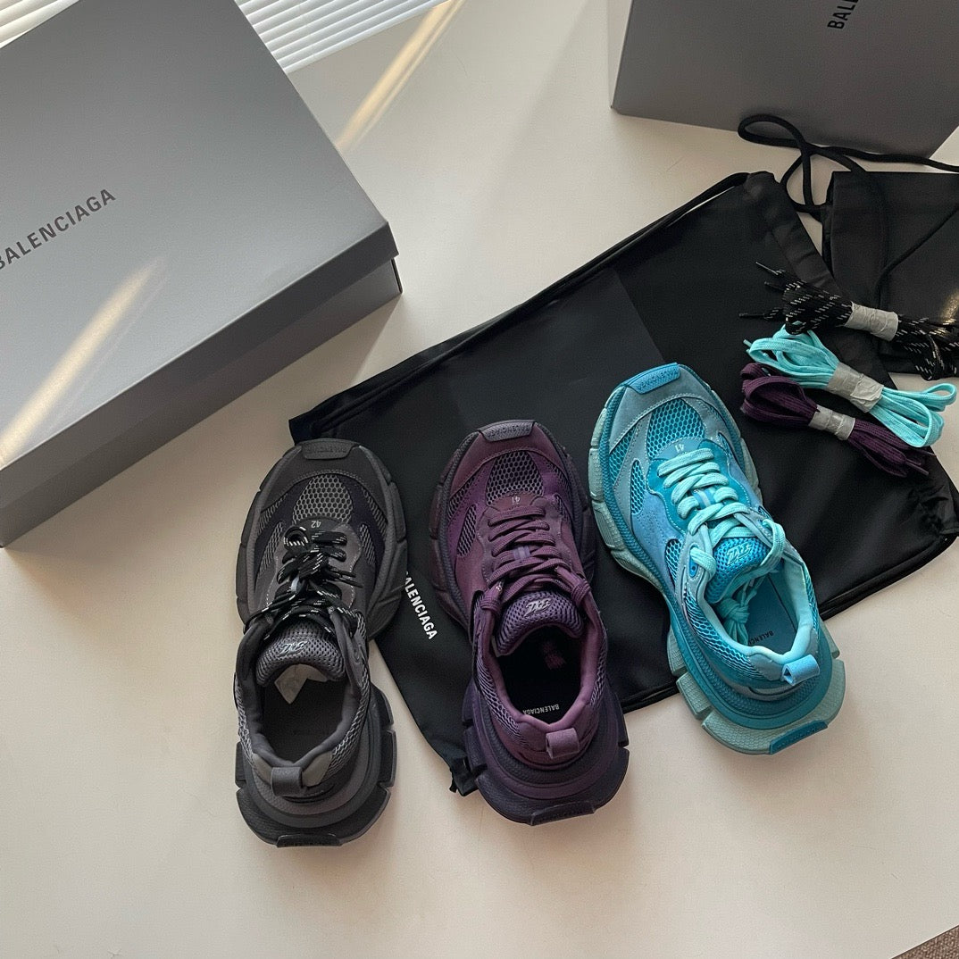 Himmelblaue, violette und schwarze Schuhe