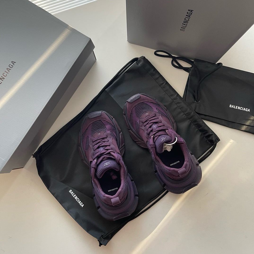 Himmelblaue, violette und schwarze Schuhe
