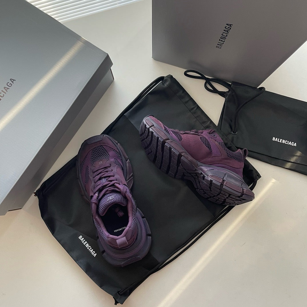 Himmelblaue, violette und schwarze Schuhe