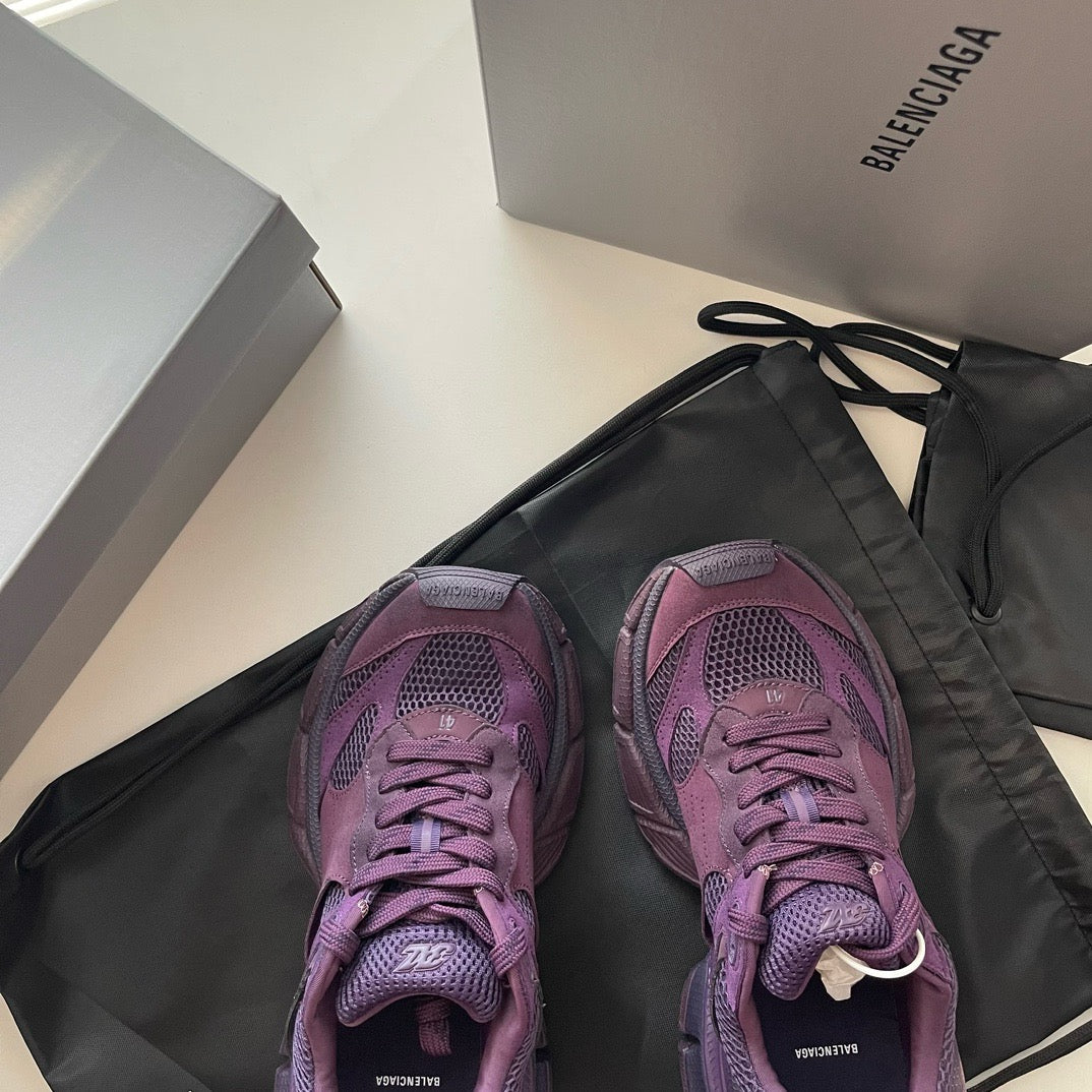 Himmelblaue, violette und schwarze Schuhe