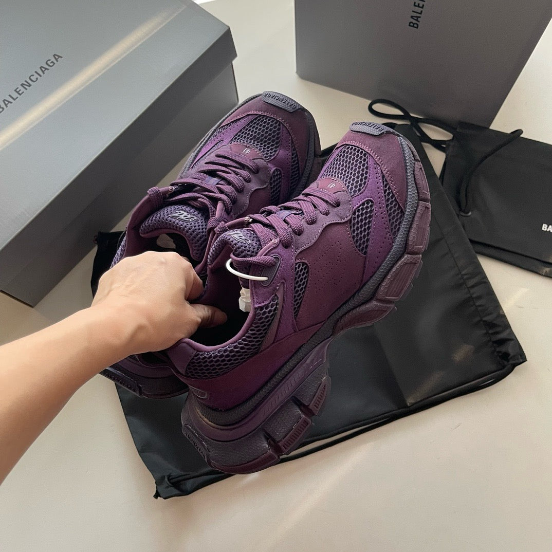 Himmelblaue, violette und schwarze Schuhe