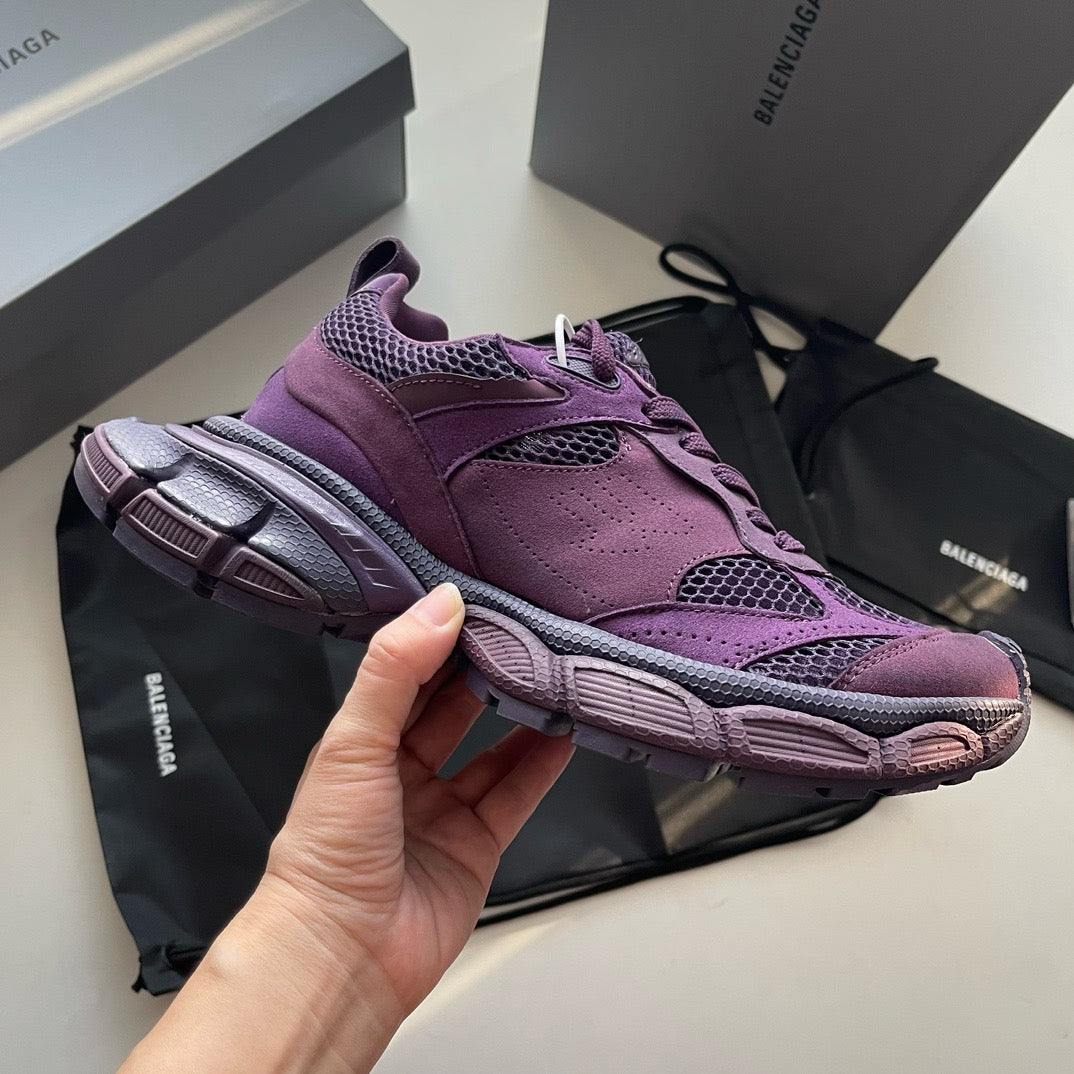 Himmelblaue, violette und schwarze Schuhe