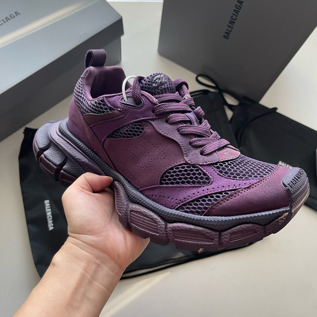 Himmelblaue, violette und schwarze Schuhe