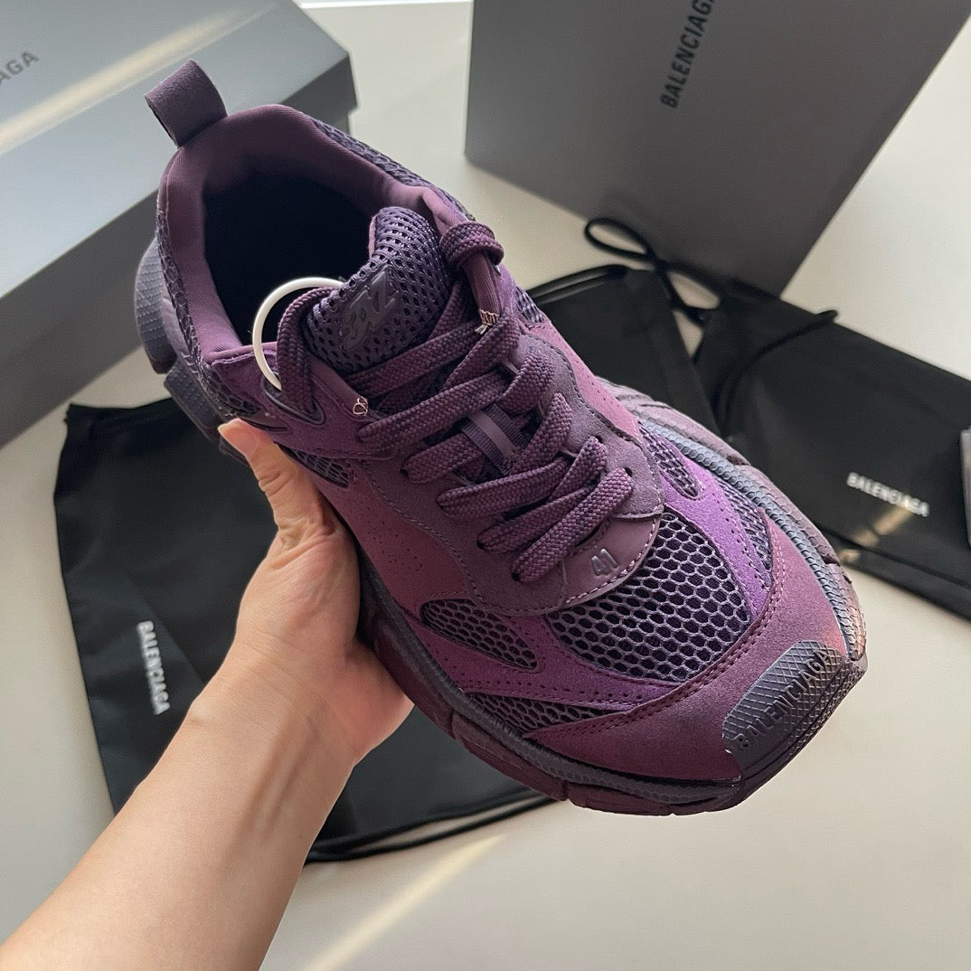 Himmelblaue, violette und schwarze Schuhe