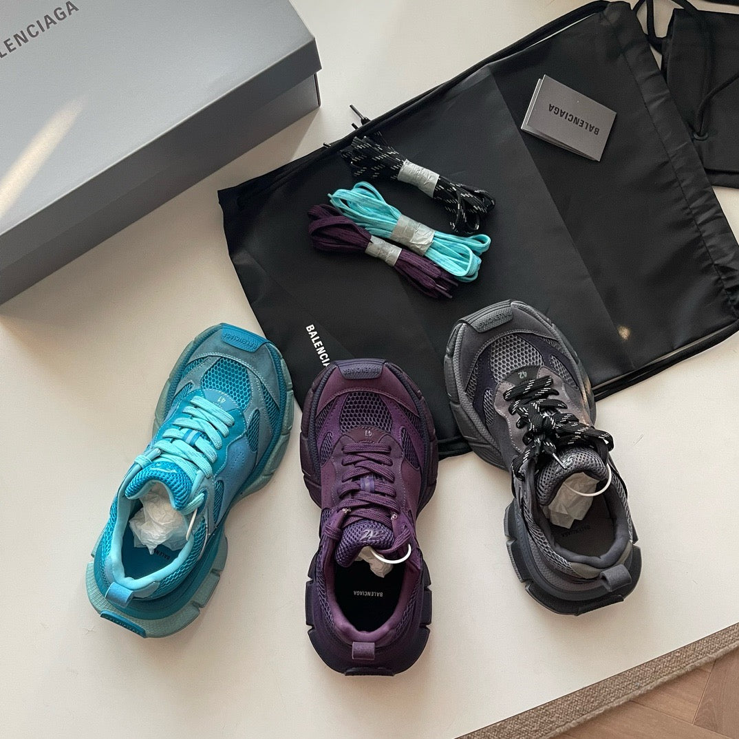 Himmelblaue, violette und schwarze Schuhe