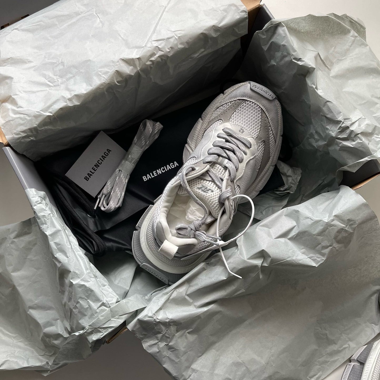 Himmelblaue, violette und schwarze Schuhe