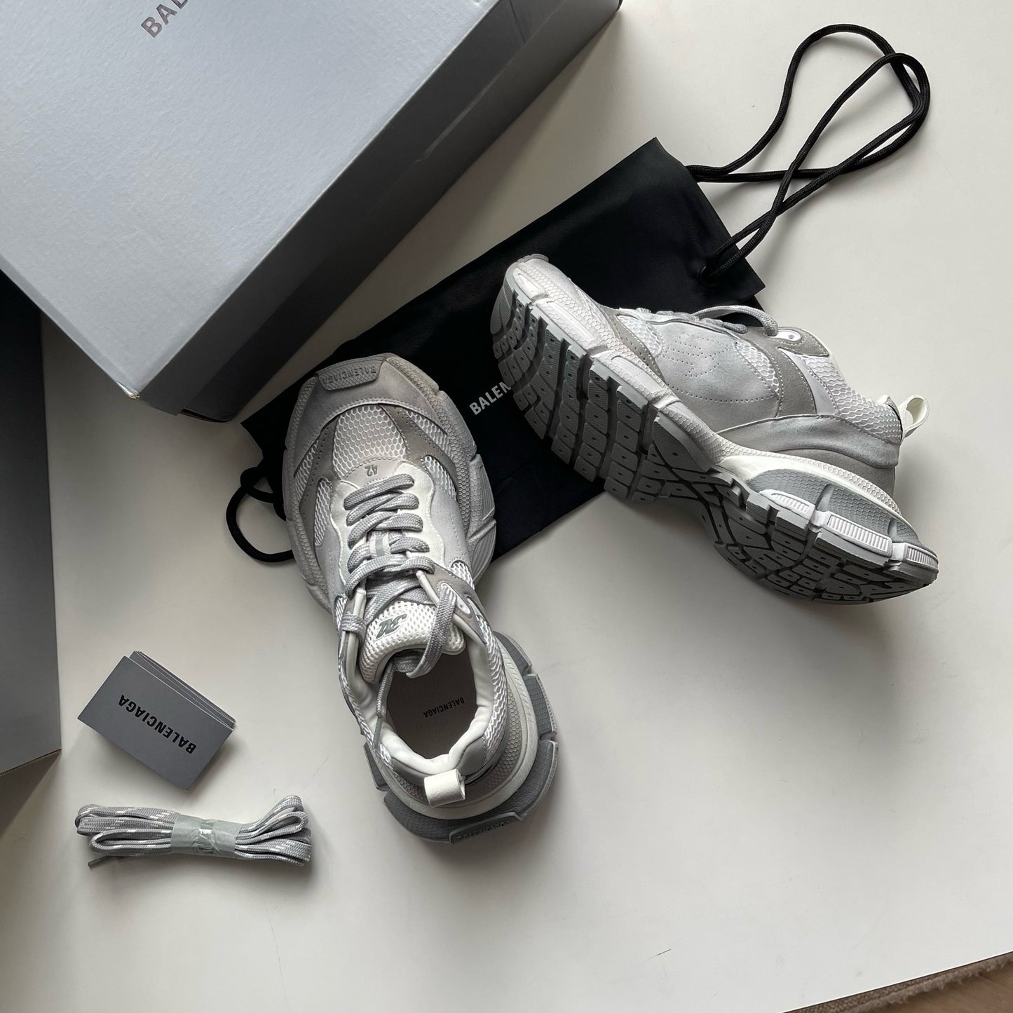 Himmelblaue, violette und schwarze Schuhe