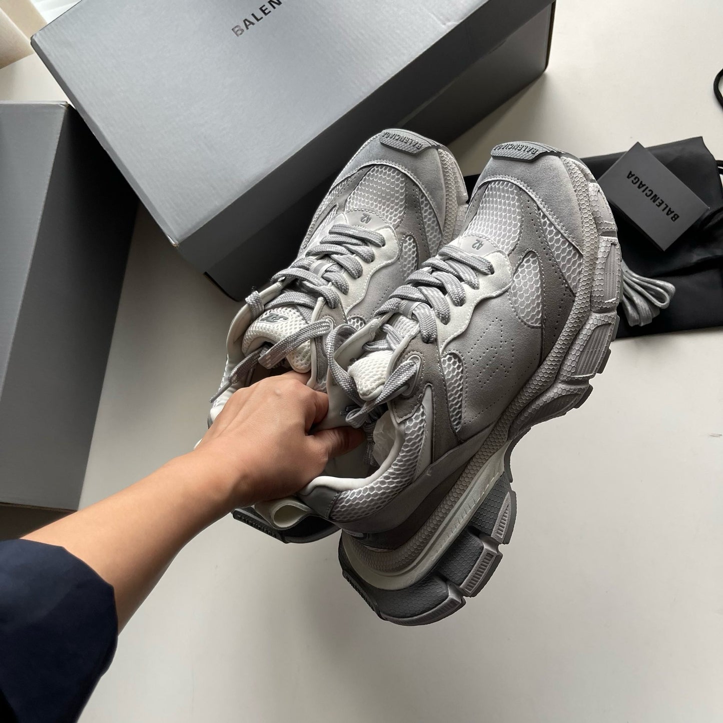 Himmelblaue, violette und schwarze Schuhe