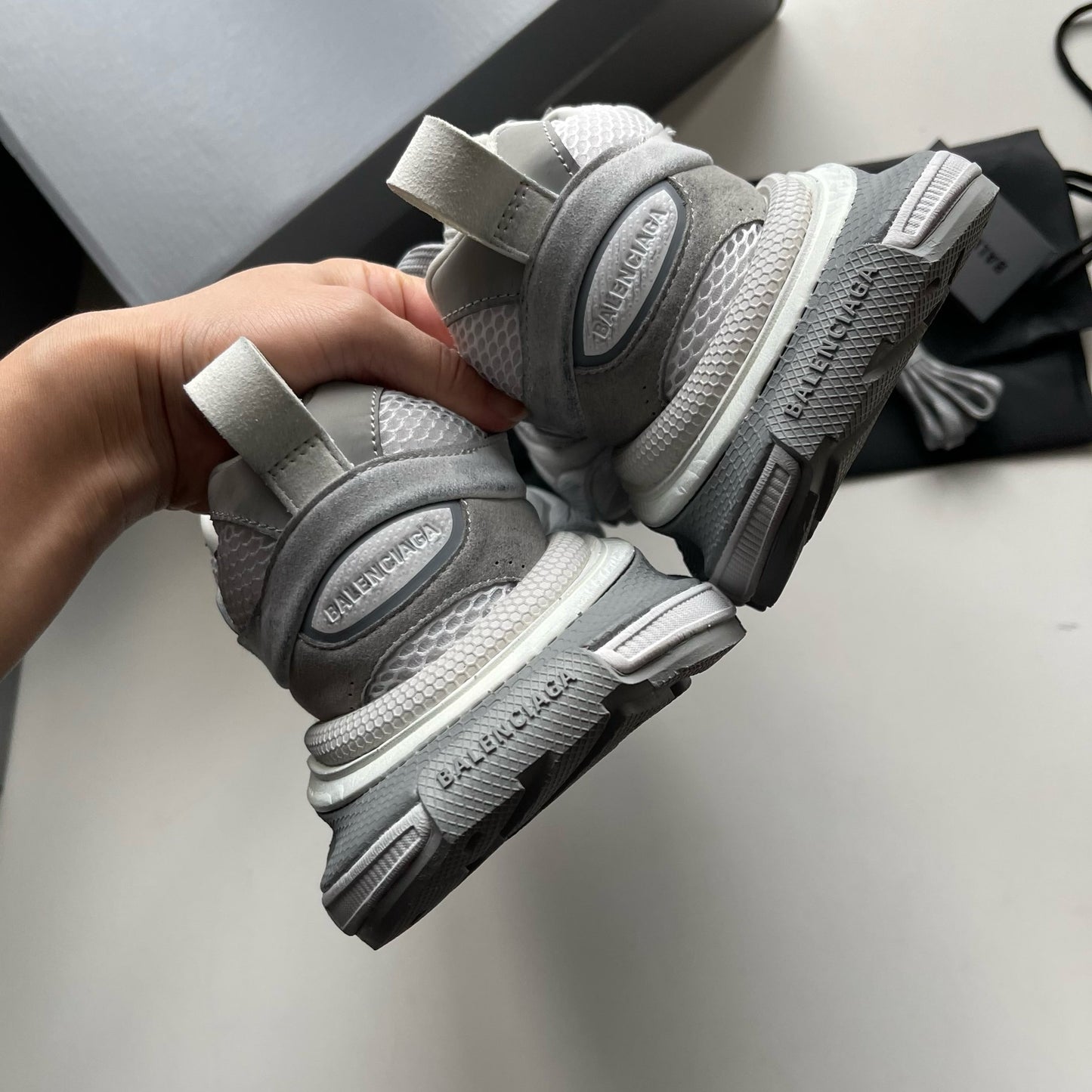 Himmelblaue, violette und schwarze Schuhe