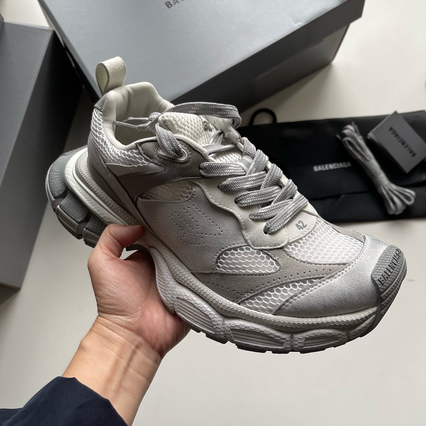 Himmelblaue, violette und schwarze Schuhe