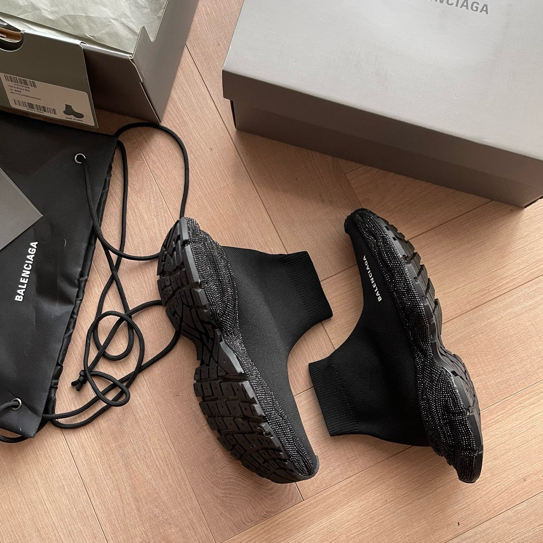 Schwarze, weiße, khakifarbene und graue Schuhe