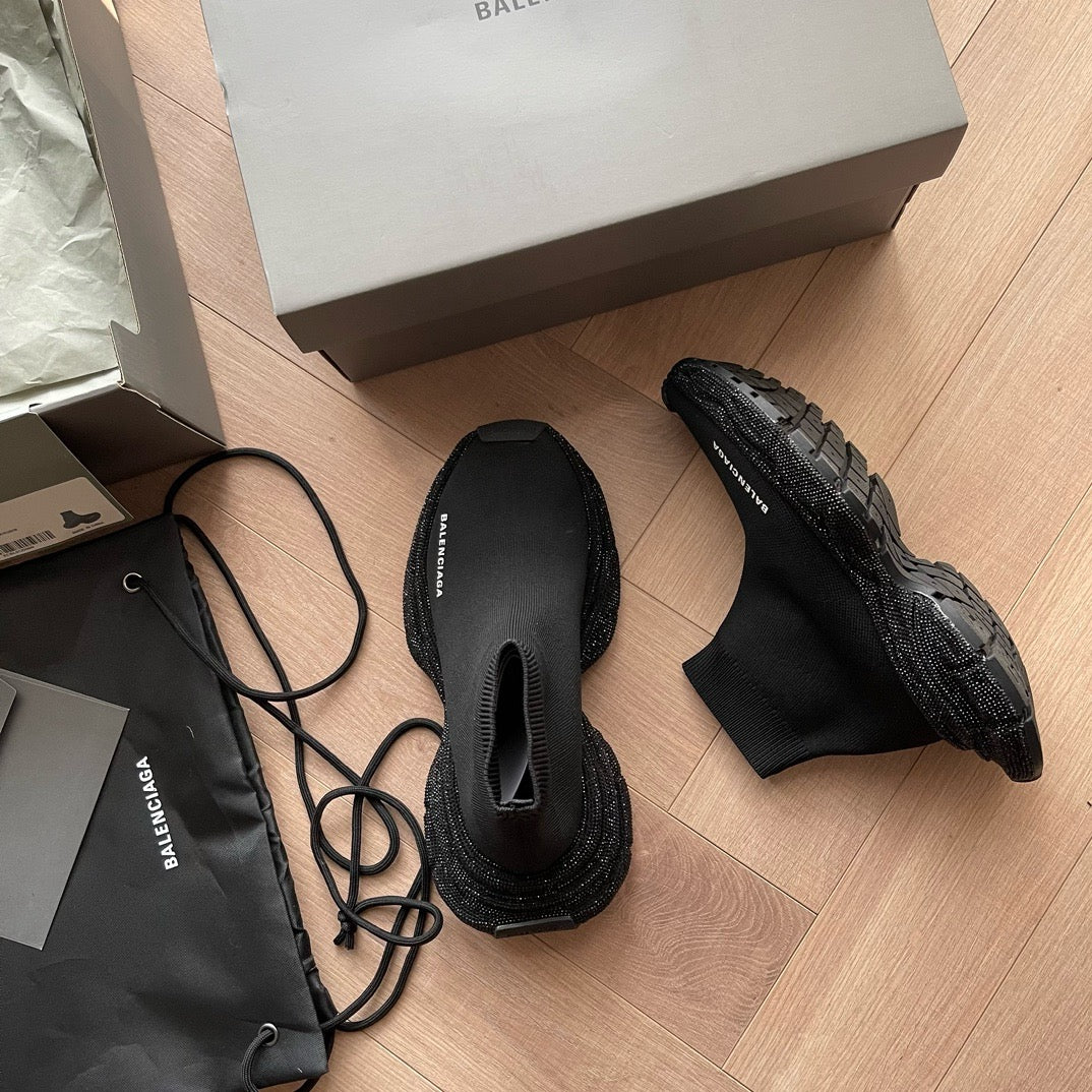 Schwarze, weiße, khakifarbene und graue Schuhe