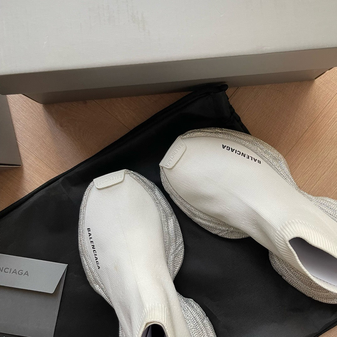 Schwarze, weiße, khakifarbene und graue Schuhe