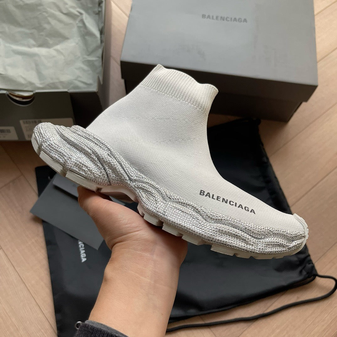 Schwarze, weiße, khakifarbene und graue Schuhe