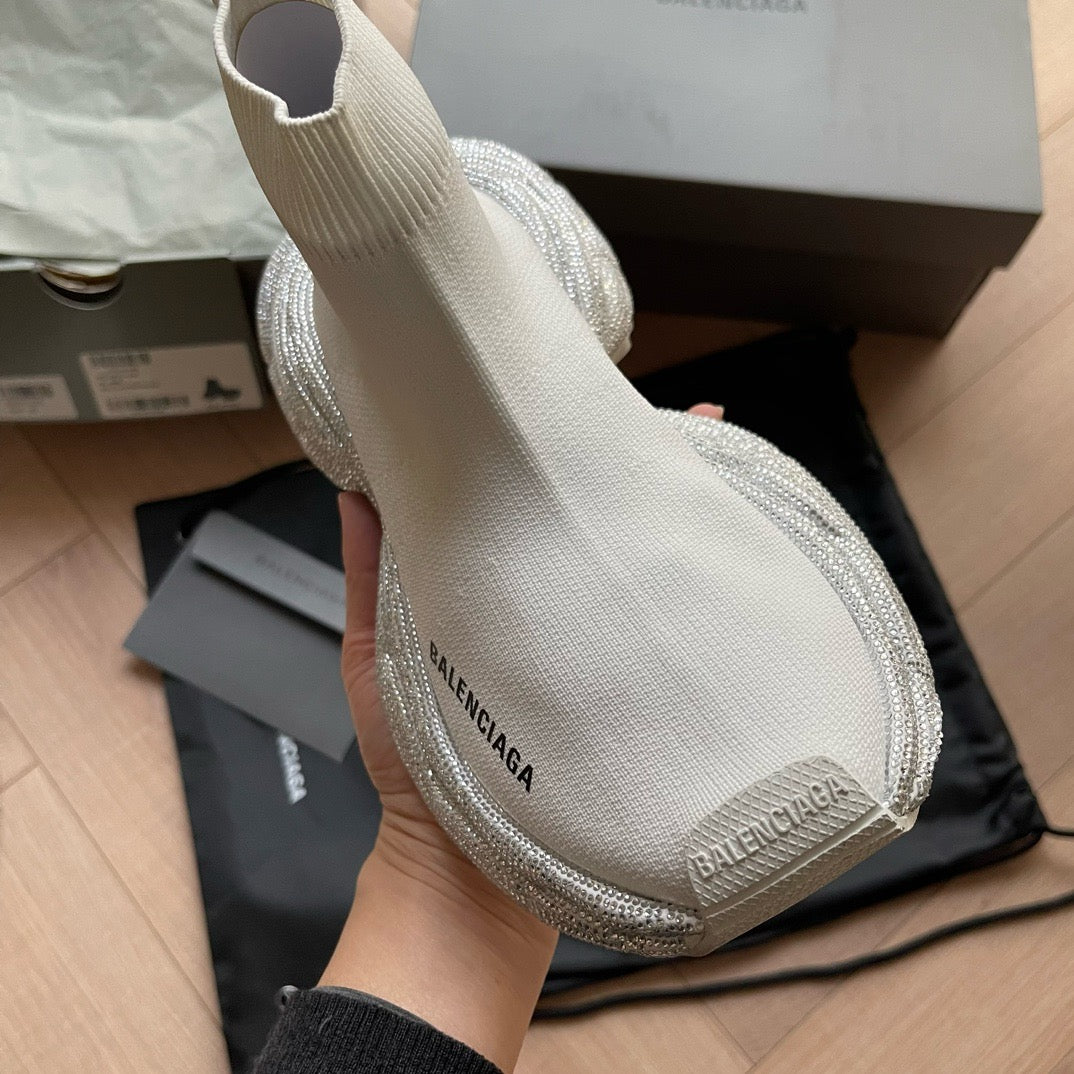 Schwarze, weiße, khakifarbene und graue Schuhe