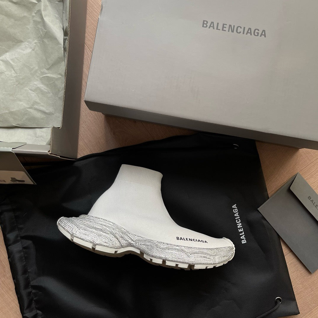 Schwarze, weiße, khakifarbene und graue Schuhe