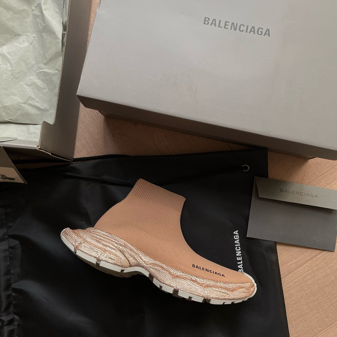 Schwarze, weiße, khakifarbene und graue Schuhe