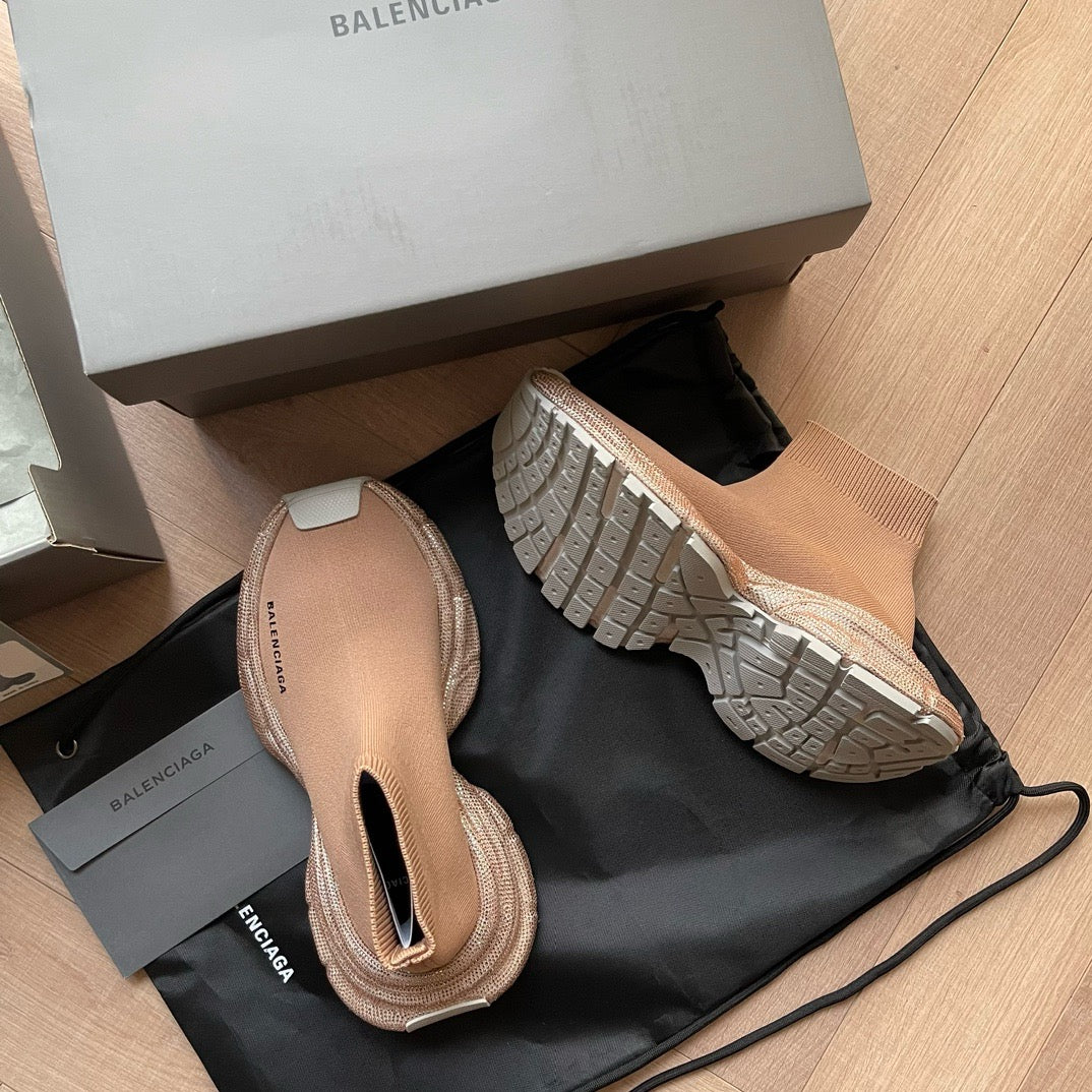 Schwarze, weiße, khakifarbene und graue Schuhe