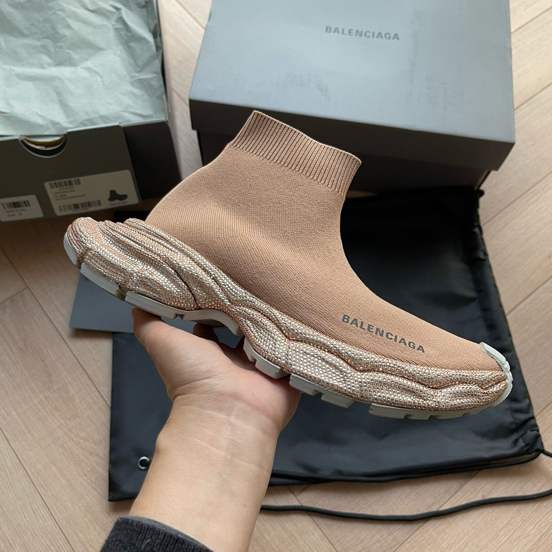 Schwarze, weiße, khakifarbene und graue Schuhe