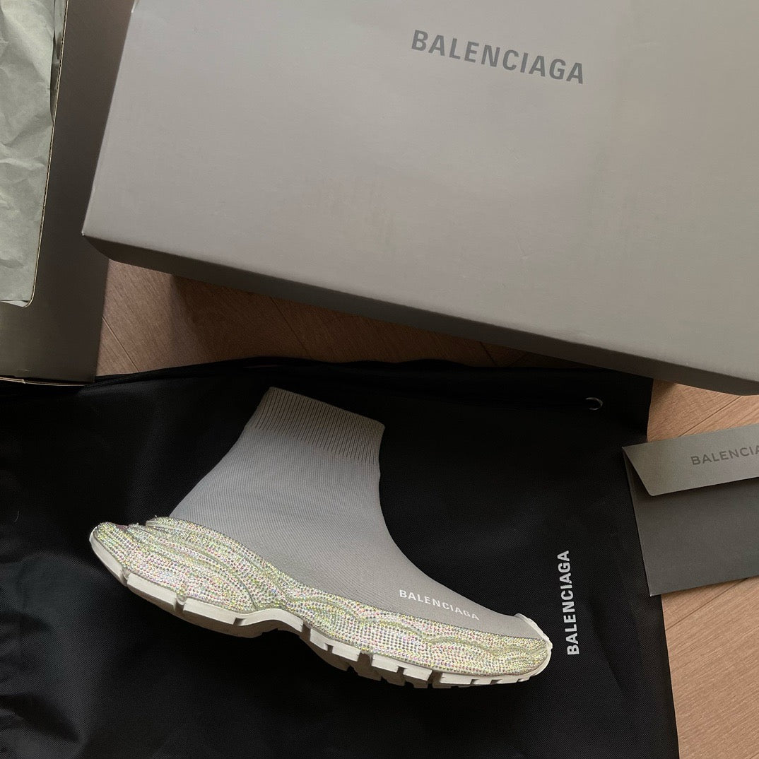 Schwarze, weiße, khakifarbene und graue Schuhe