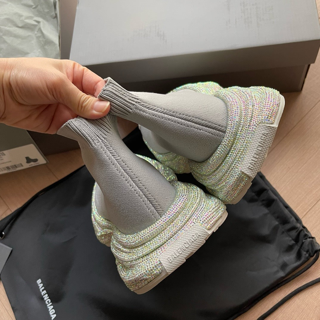 Schwarze, weiße, khakifarbene und graue Schuhe