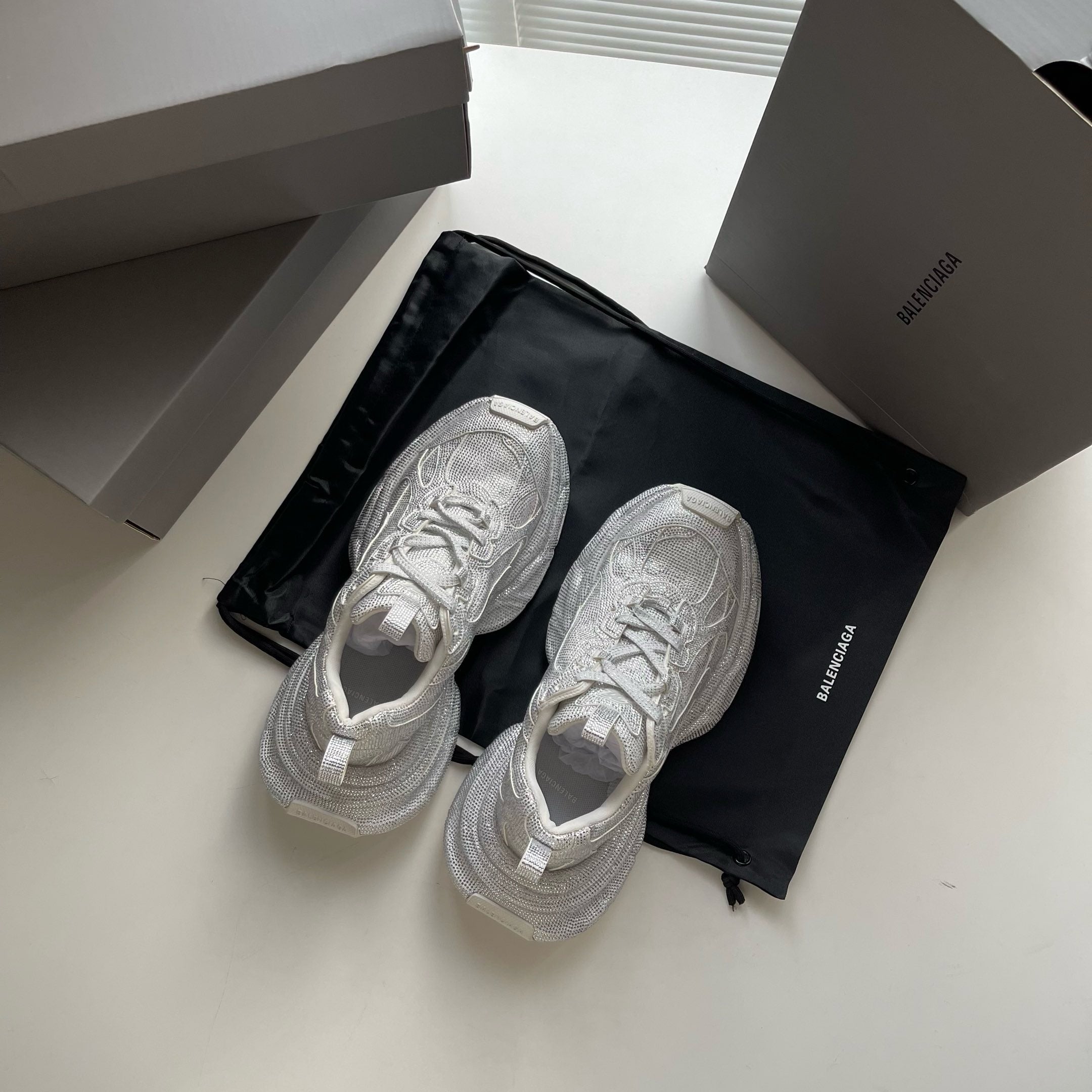Schwarze, khakifarbene und weiße Schuhe