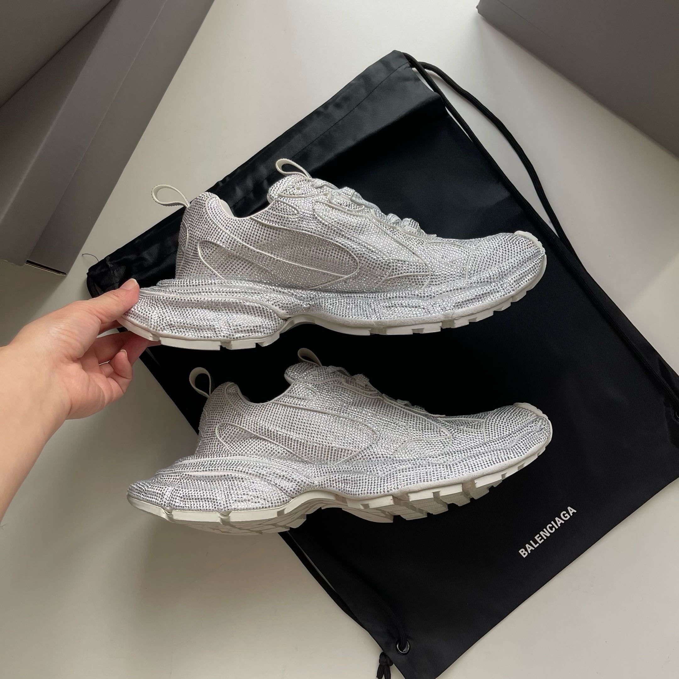Schwarze, khakifarbene und weiße Schuhe