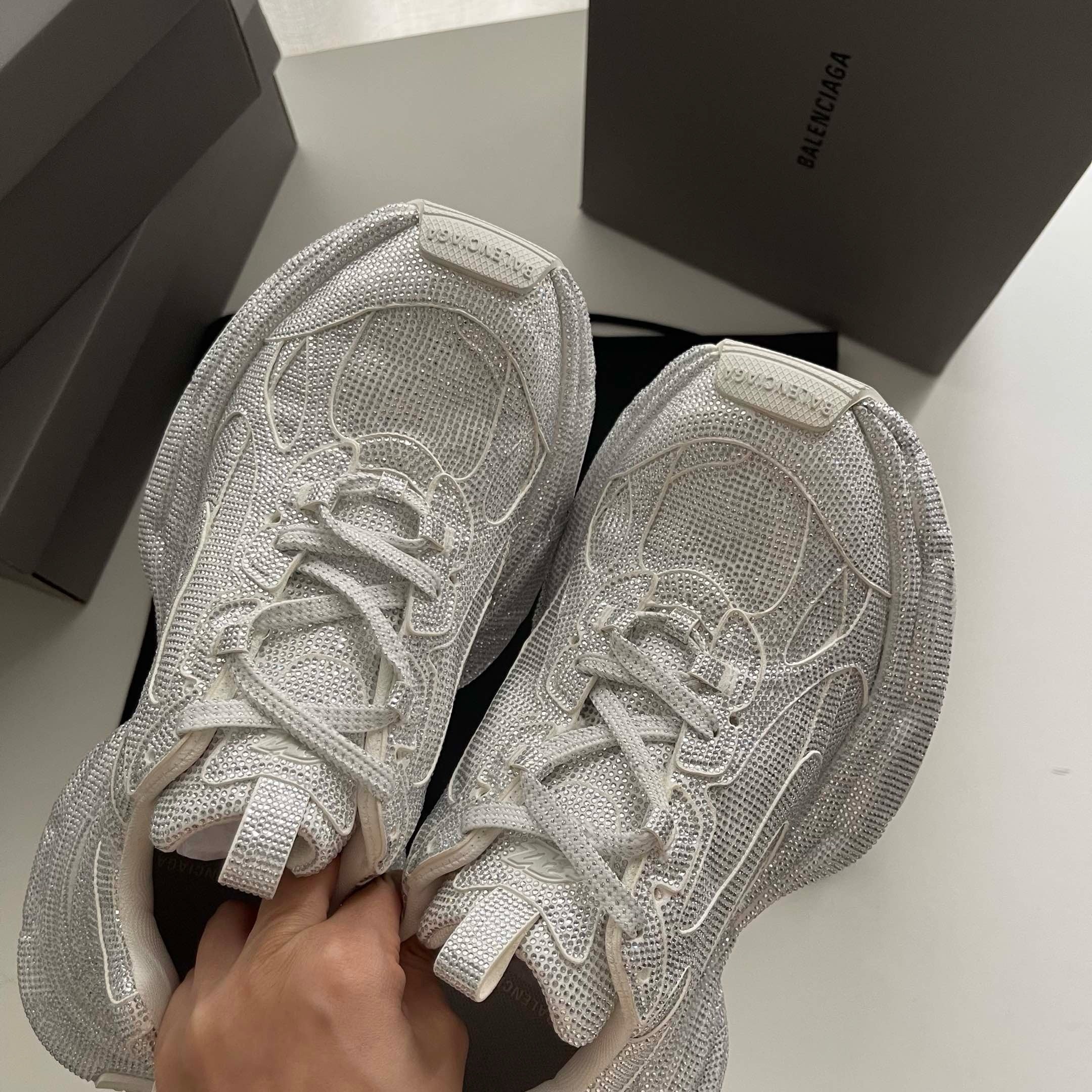 Schwarze, khakifarbene und weiße Schuhe