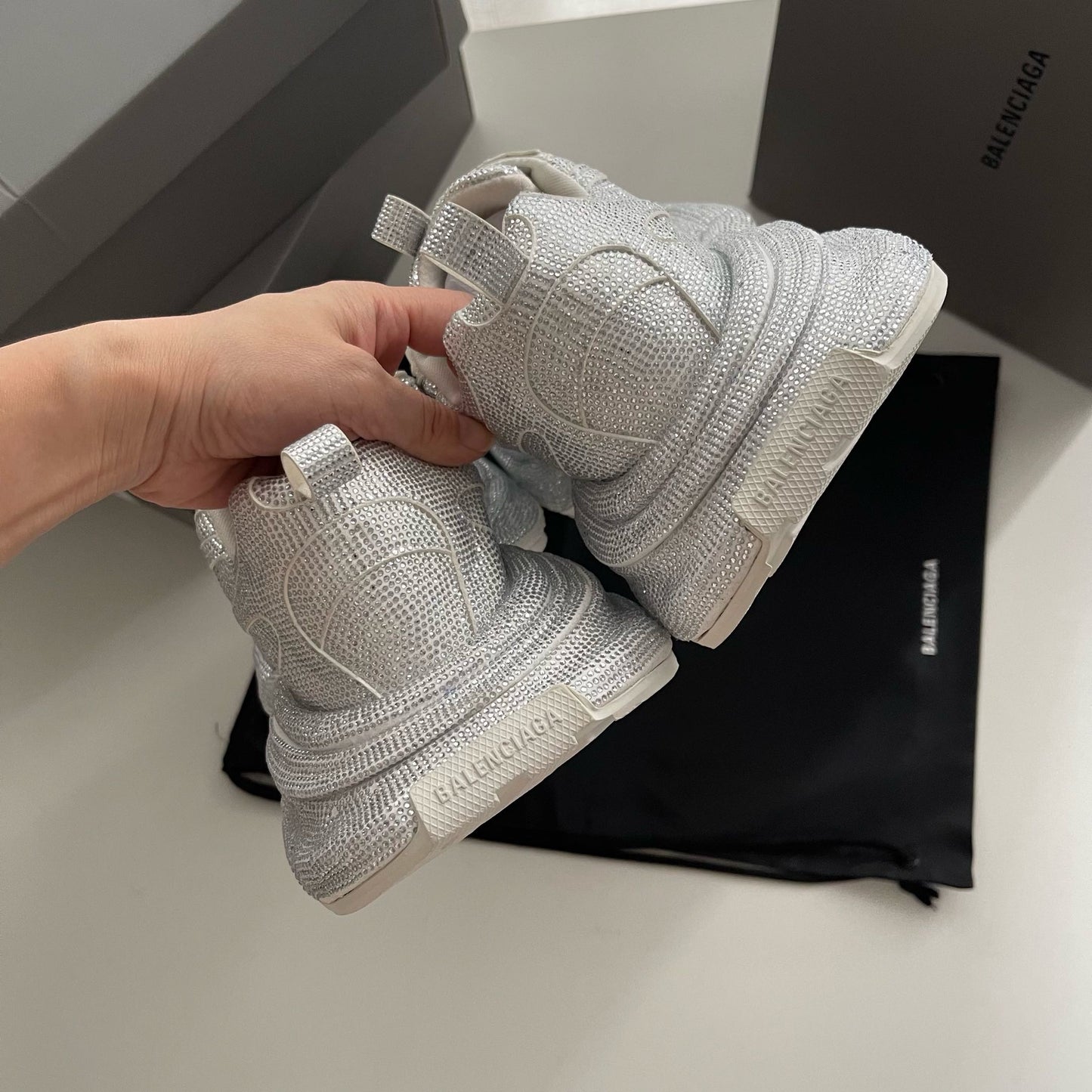 Schwarze, khakifarbene und weiße Schuhe