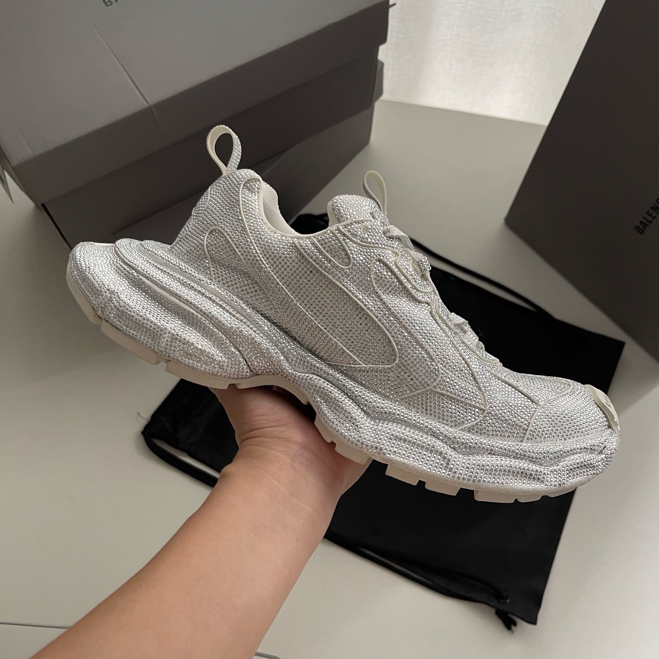Schwarze, khakifarbene und weiße Schuhe