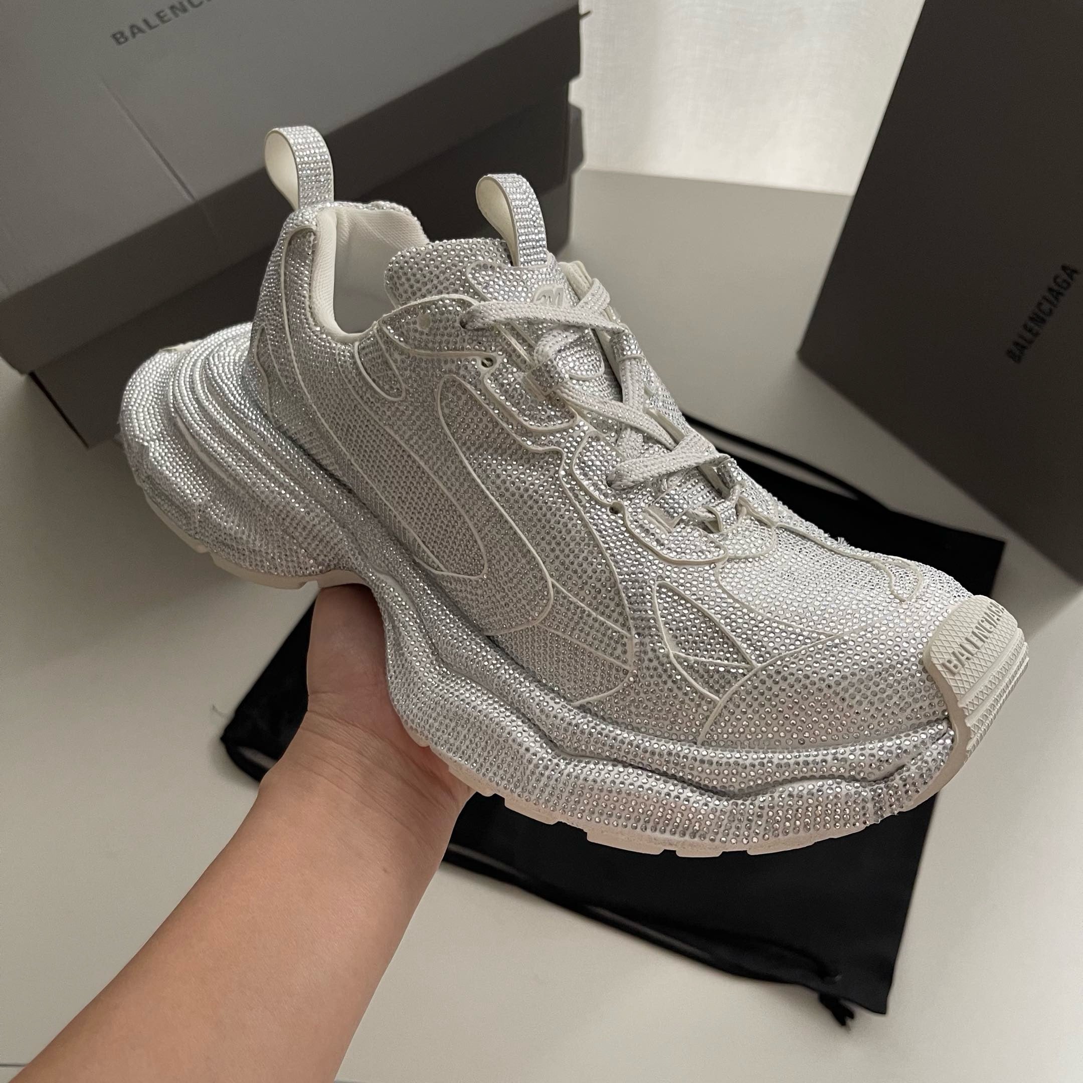 Schwarze, khakifarbene und weiße Schuhe
